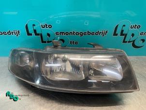 Używane Reflektor prawy Seat Leon (1M1) 1.6 16V Cena € 20,00 Procedura marży oferowane przez Autodemontagebedrijf Otte