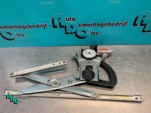 Używane Mechanizm szyby prawej przedniej wersja 4-drzwiowa Chevrolet Kalos (SF48) 1.2 Cena € 20,00 Procedura marży oferowane przez Autodemontagebedrijf Otte