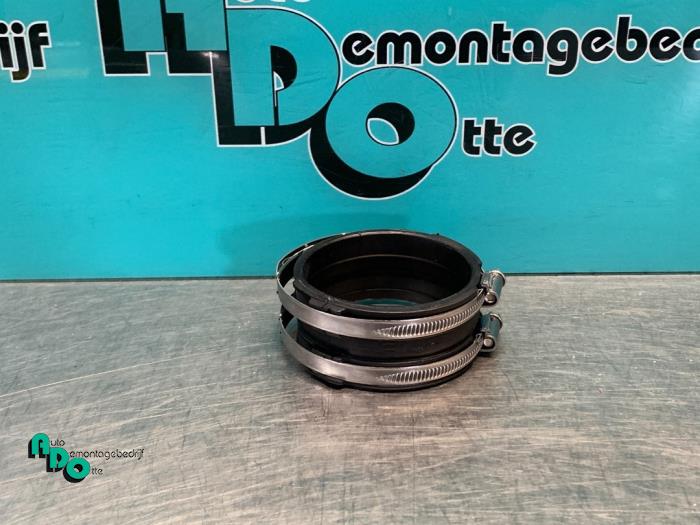 Gebrauchte Intercooler Schlauch Mercedes C-Klasse AMG (W205) C-63 S,Edition 1 AMG 4.0 V8 Biturbo Preis € 20,00 Margenregelung angeboten von Autodemontagebedrijf Otte