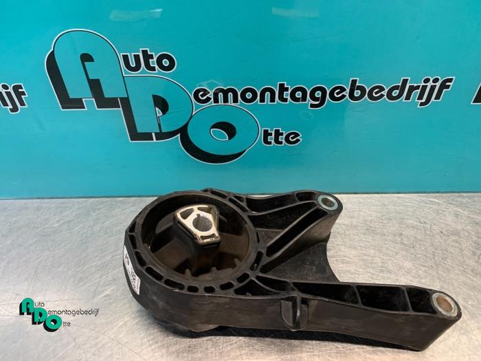 Usagé Support moteur Opel Astra J GTC (PD2/PF2) 1.4 Turbo 16V ecoFLEX 140 Prix € 15,00 Règlement à la marge proposé par Autodemontagebedrijf Otte