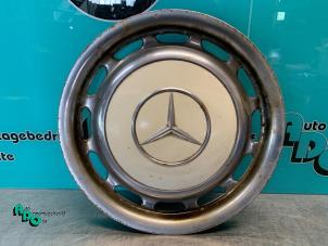 Używane Kolpak Mercedes 200-280 (W123) 200 Cena € 20,00 Procedura marży oferowane przez Autodemontagebedrijf Otte
