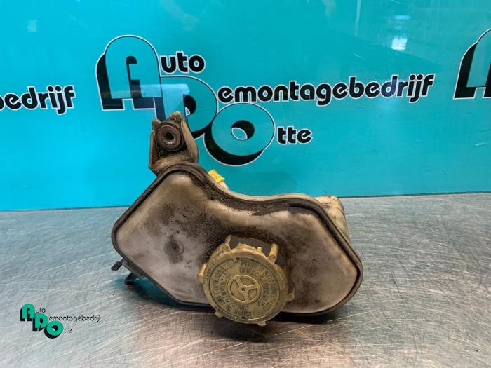 Begagnade Styrservotank Ford StreetKa 1.6i Pris € 15,00 Marginaltabell erbjuds av Autodemontagebedrijf Otte