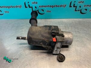Used Power steering pump Peugeot 307 CC (3B) 2.0 16V Price € 75,00 Margin scheme offered by Autodemontagebedrijf Otte