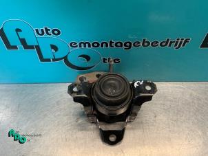 Usagé Support moteur Peugeot 108 1.0 12V Prix € 15,00 Règlement à la marge proposé par Autodemontagebedrijf Otte