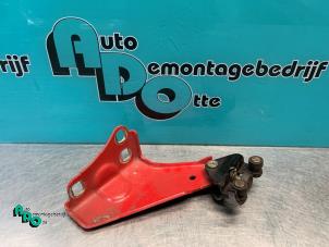 Used Sliding door roller, left Renault Kangoo (KC) 1.6 16V Price € 10,00 Margin scheme offered by Autodemontagebedrijf Otte