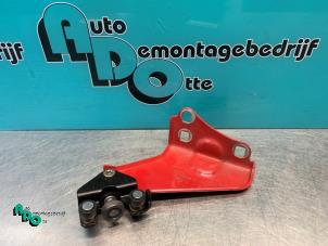 Used Sliding door roller, right Renault Kangoo (KC) 1.6 16V Price € 10,00 Margin scheme offered by Autodemontagebedrijf Otte