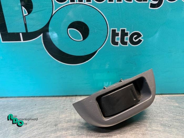 Usados Interruptor de ventanilla eléctrica Citroen C1 1.0 12V Precio € 10,00 Norma de margen ofrecido por Autodemontagebedrijf Otte