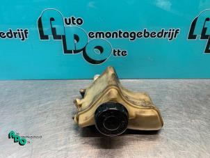 Usagé Réservoir d'huile direction assistée Renault Kangoo (KC) 1.6 16V Prix € 10,00 Règlement à la marge proposé par Autodemontagebedrijf Otte
