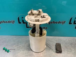 Used Electric fuel pump Peugeot 206 CC (2D) 2.0 16V Price € 25,00 Margin scheme offered by Autodemontagebedrijf Otte