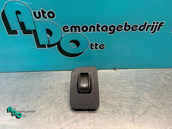 Usados Interruptor de ventanilla eléctrica Peugeot Bipper (AA) 1.3 HDI Precio € 10,00 Norma de margen ofrecido por Autodemontagebedrijf Otte