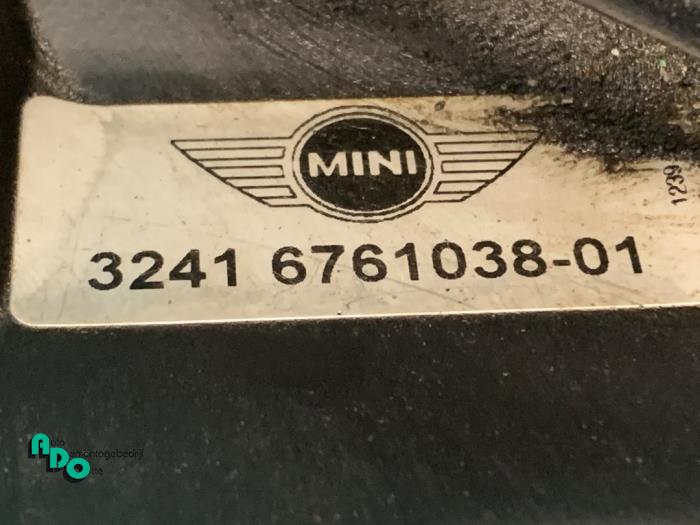 Fan motor from a MINI Mini Cooper S (R53) 1.6 16V 2003
