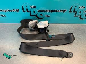 Used Rear seatbelt, left Mitsubishi Outlander (CU) 2.0 16V 4x2 Price € 20,00 Margin scheme offered by Autodemontagebedrijf Otte