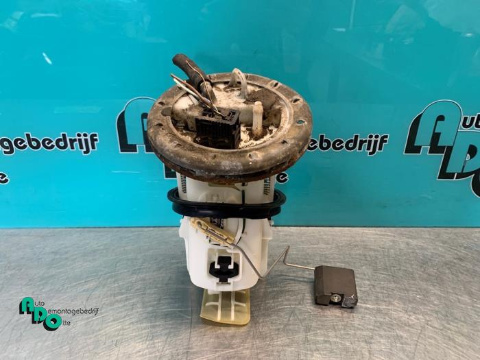 Electric fuel pump from a BMW 3 serie Compact (E46/5) 316ti 16V 2003
