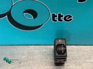 Used AIH headlight switch Nissan Note (E11) 1.6 16V Price € 10,00 Margin scheme offered by Autodemontagebedrijf Otte