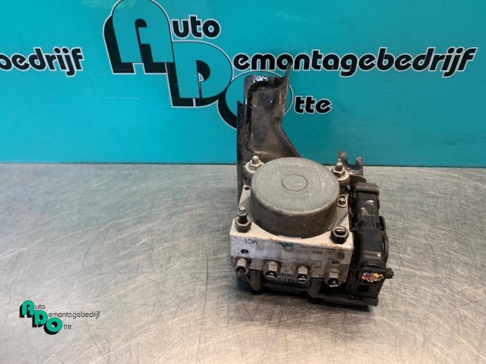 Begagnade ABS-pump Nissan Note (E11) 1.6 16V Pris € 30,00 Marginaltabell erbjuds av Autodemontagebedrijf Otte