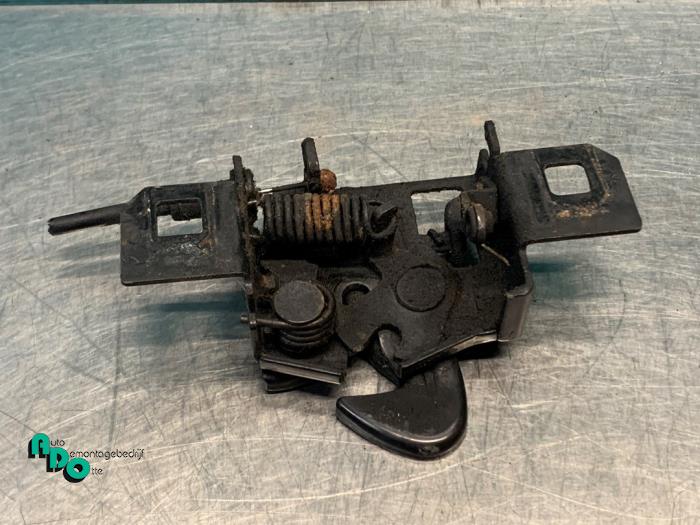 Bonnet lock mechanism from a Ford Galaxy (WGR) 2.3i 16V 2004