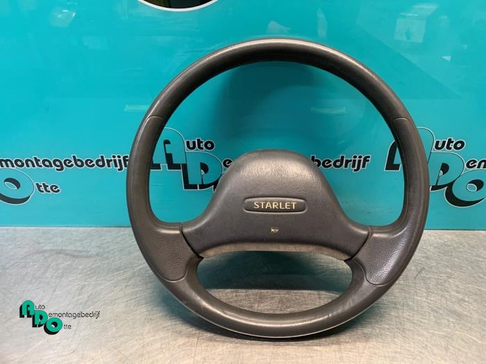 Steering wheel from a Toyota Starlet (EP8/NP8) 1.3 Friend,XLi 12V 1993