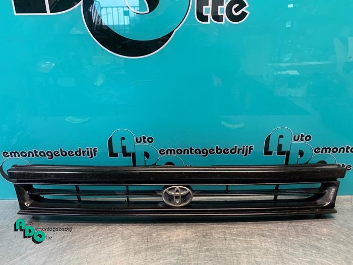 Używane Grill Toyota Starlet (EP8/NP8) 1.3 Friend,XLi 12V Cena € 20,00 Procedura marży oferowane przez Autodemontagebedrijf Otte