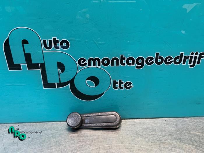Usados Manivela de ventanilla Daihatsu Cuore (L251/271/276) 1.0 12V DVVT Precio € 5,00 Norma de margen ofrecido por Autodemontagebedrijf Otte