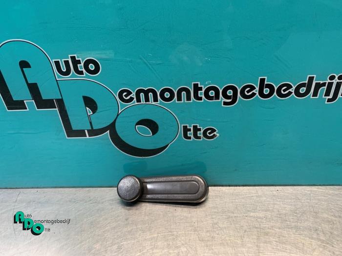 Usados Manivela de ventanilla Daihatsu Cuore (L251/271/276) 1.0 12V DVVT Precio € 5,00 Norma de margen ofrecido por Autodemontagebedrijf Otte