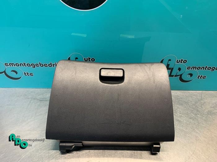 Gebrauchte Handschuhfach Daihatsu Cuore (L251/271/276) 1.0 12V DVVT Preis € 20,00 Margenregelung angeboten von Autodemontagebedrijf Otte
