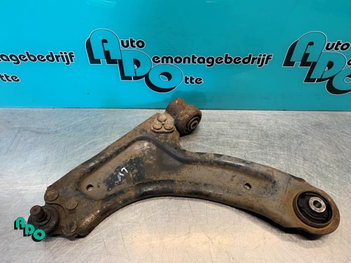 Front wishbone, left from a Opel Corsa C (F08/68) 1.2 16V 2003