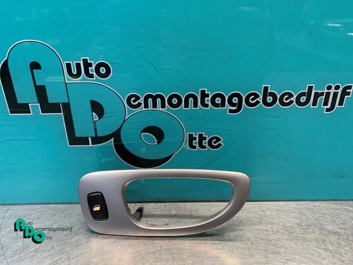 Usados Interruptor de ventanilla eléctrica Peugeot 307 (3A/C/D) 1.6 16V Precio € 10,00 Norma de margen ofrecido por Autodemontagebedrijf Otte