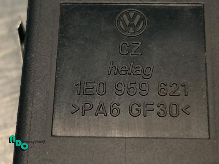 Przelacznik ogrzewania szyby tylnej z Volkswagen Golf III Cabrio Restyling (1E7) 1.8 Kat. 2001