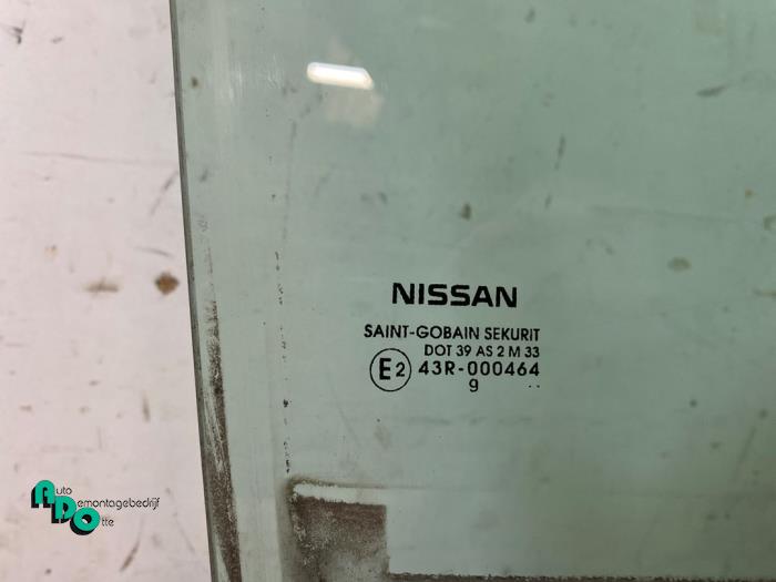 Vitre avant droite d'un Nissan Note (E11) 1.4 16V 2010