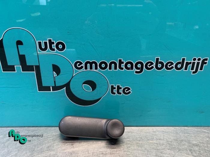 Usados Manivela de ventanilla Renault Clio III (BR/CR) 1.2 16V 65 Precio € 10,00 Norma de margen ofrecido por Autodemontagebedrijf Otte