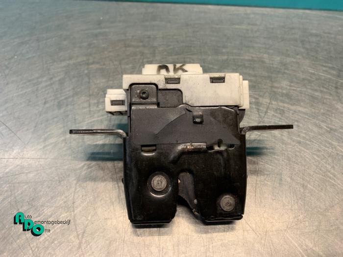 Tailgate lock mechanism from a Renault Clio III (BR/CR) 1.2 16V 65 2007