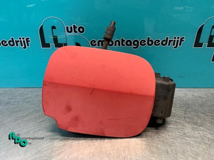 Tank cap cover from a Renault Clio III (BR/CR) 1.2 16V 65 2007