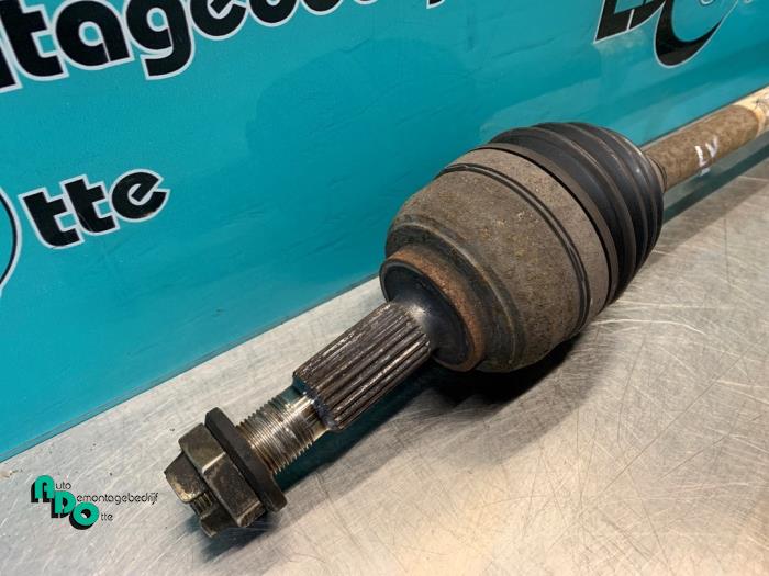 Front drive shaft, left from a Renault Clio III (BR/CR) 1.2 16V 65 2007