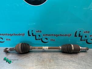 Used Front drive shaft, left Renault Clio III (BR/CR) 1.2 16V 65 Price € 25,00 Margin scheme offered by Autodemontagebedrijf Otte