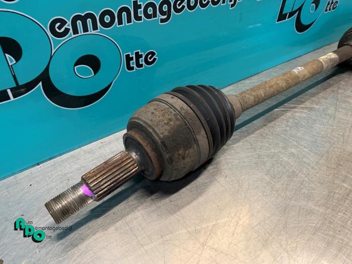 Front drive shaft, right from a Renault Clio III (BR/CR) 1.2 16V 65 2007