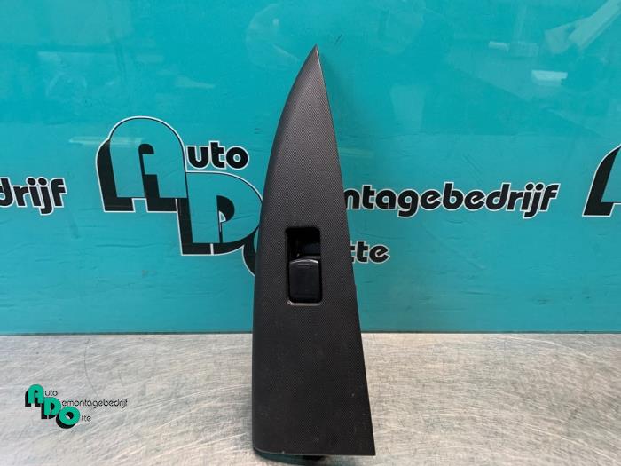 Usados Interruptor de ventanilla eléctrica Nissan Note (E11) 1.4 16V Precio € 10,00 Norma de margen ofrecido por Autodemontagebedrijf Otte
