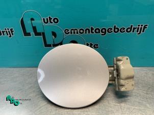 Used Tank cap cover Nissan Note (E11) 1.4 16V Price € 15,00 Margin scheme offered by Autodemontagebedrijf Otte