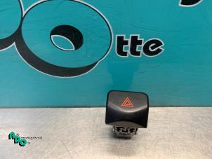 Used Panic lighting switch Nissan Note (E11) 1.4 16V Price € 10,00 Margin scheme offered by Autodemontagebedrijf Otte