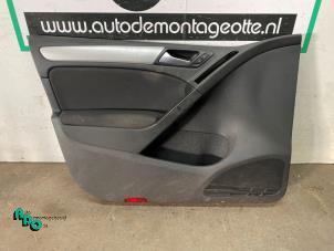 Używane Tapicerka drzwi lewych przednich wersja 4-drzwiowa Volkswagen Golf VI (5K1) 1.4 TSI 122 16V Cena € 45,00 Procedura marży oferowane przez Autodemontagebedrijf Otte