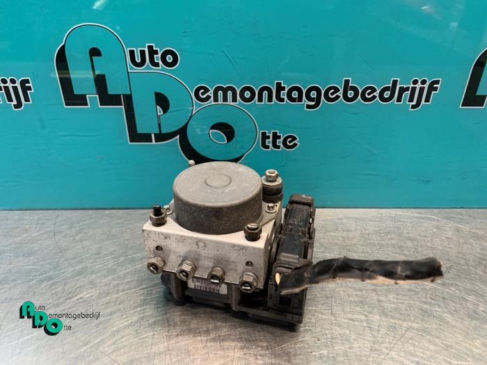 Używane Pompa ABS Nissan Note (E11) 1.4 16V Cena € 30,00 Procedura marży oferowane przez Autodemontagebedrijf Otte