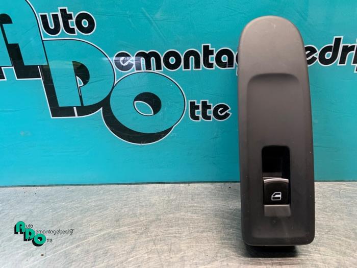 Usados Interruptor de ventanilla eléctrica Volkswagen Golf VI (5K1) 1.4 TSI 122 16V Precio € 10,00 Norma de margen ofrecido por Autodemontagebedrijf Otte