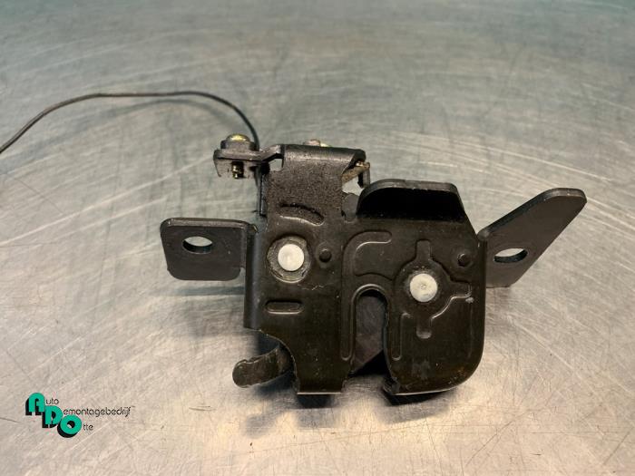 Tailgate lock mechanism from a Mazda Demio (DW) 1.3 16V 2002