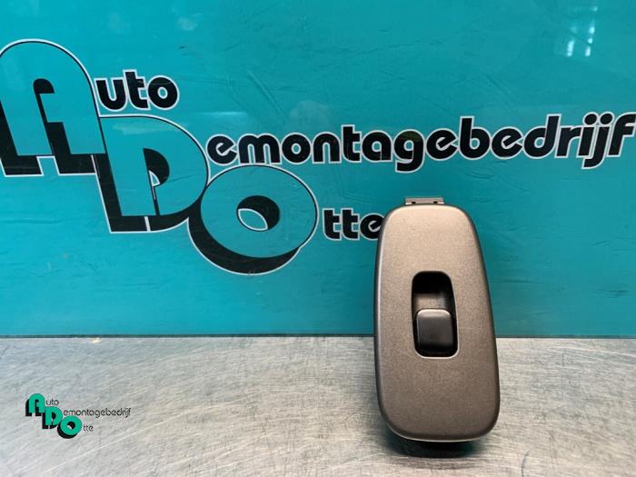 Usados Interruptor de ventanilla eléctrica Lexus IS (E2) 200 2.0 24V Precio € 15,00 Norma de margen ofrecido por Autodemontagebedrijf Otte