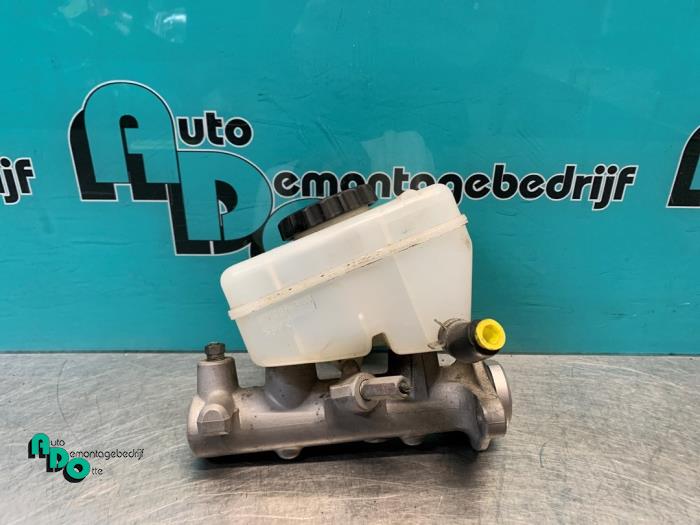 Master cylinder from a Lexus IS (E2) 200 2.0 24V 2002