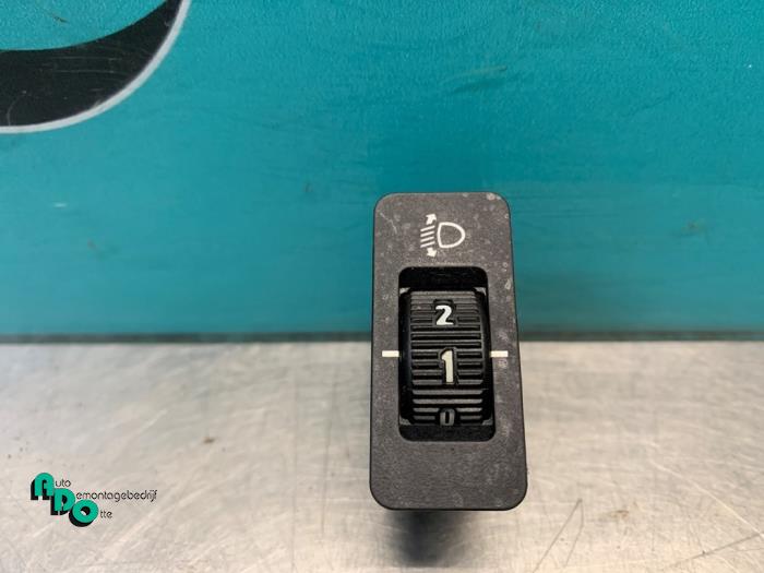 Używane Przelacznik reflektora LHV BMW Mini (R50/53) 1.6 16V Cooper Cena € 10,00 Procedura marży oferowane przez Autodemontagebedrijf Otte