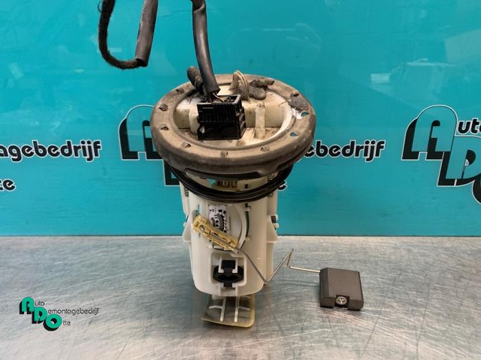 Electric fuel pump from a BMW 3 serie Compact (E46/5) 316ti 16V 2002