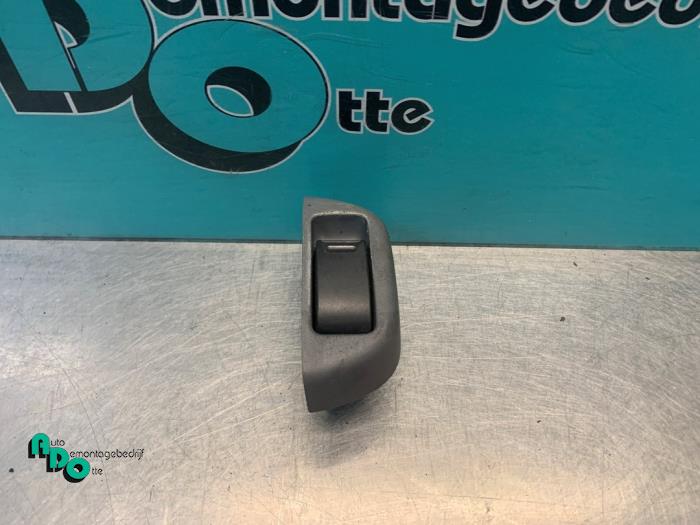 Usados Interruptor de ventanilla eléctrica Peugeot 107 1.0 12V Precio € 10,00 Norma de margen ofrecido por Autodemontagebedrijf Otte