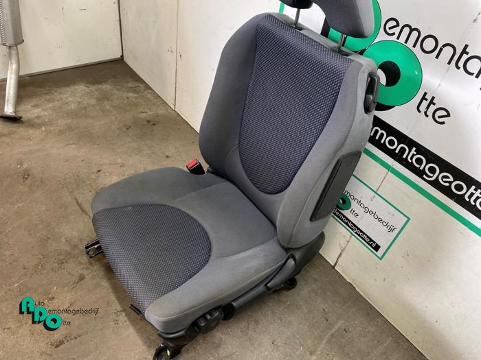 Seat, left from a Honda Jazz (GD/GE2/GE3) 1.2 i-DSi 2005
