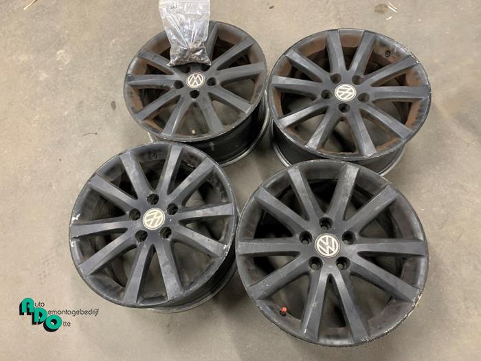 Set of sports wheels from a Volkswagen Golf V (1K1) 1.9 TDI 2005