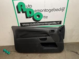 Używane Tapicerka drzwi lewych wersja 2-drzwiowa Ford Fiesta 5 (JD/JH) 1.3 Cena € 40,00 Procedura marży oferowane przez Autodemontagebedrijf Otte